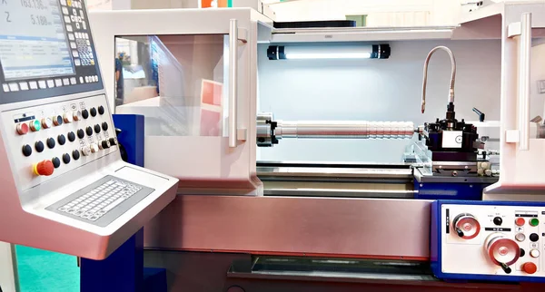 Stahlprodukt in CNC-Drehmaschine — Stockfoto