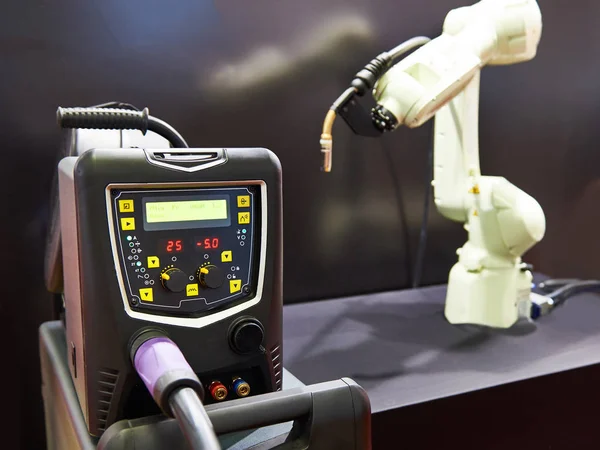 Schweißumrichter und Robotermanipulator — Stockfoto