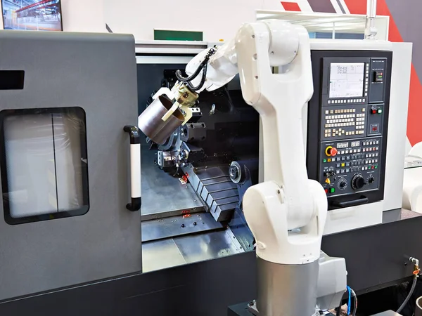 Roboterarm und CNC-Drehmaschine — Stockfoto