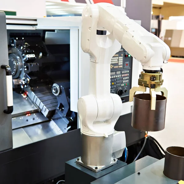 Braccio robotico e macchina tornio CNC — Foto Stock