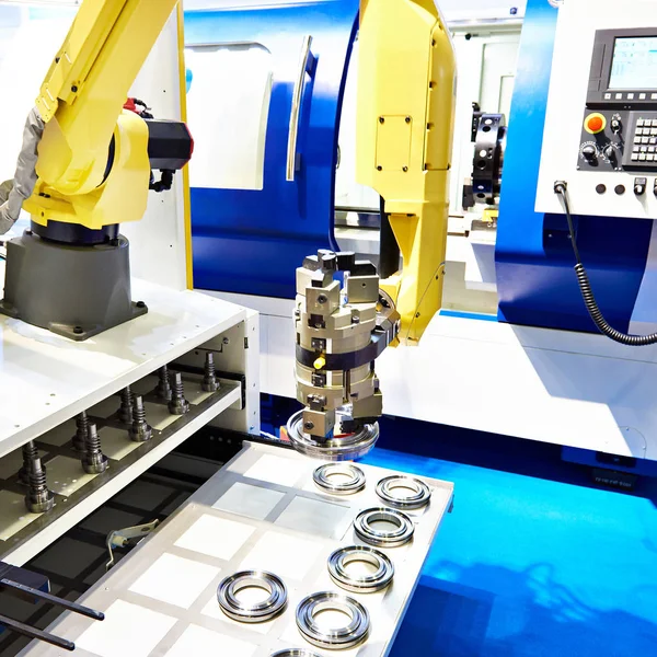 Roboterarm und CNC-Drehmaschine — Stockfoto