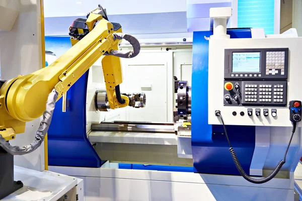 Braccio robotico e tornio CNC — Foto Stock