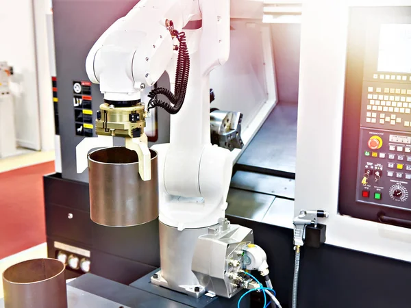 Roboterarm und CNC-Drehmaschine — Stockfoto