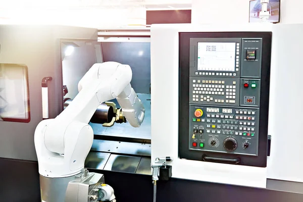 Máquina de torno CNC y brazo robótico — Foto de Stock