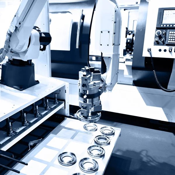 Braccio robotico e tornio CNC — Foto Stock