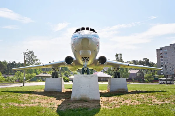 Denkmal für Passagierflugzeug tu-124 in Kimry — Stockfoto