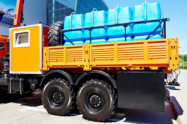 Lastebil med kanner - vann – stockfoto