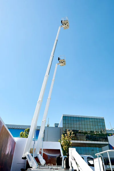 Hydraulické plošiny a stavební výtahy — Stock fotografie