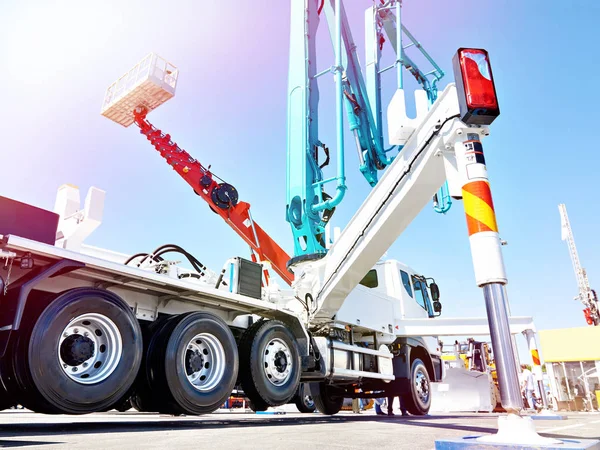 Hidraulikus támogatás kamionos betonszivattyúhoz — Stock Fotó