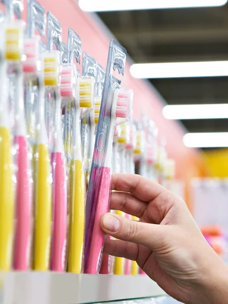 Zahnbürste Paket Der Hand Geschäft — Stockfoto