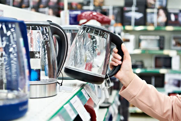 店内の購入者の手にある電気ポット — ストック写真