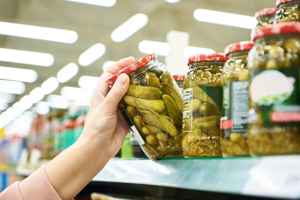 Gekneusde Komkommers Een Pot Een Winkel — Stockfoto