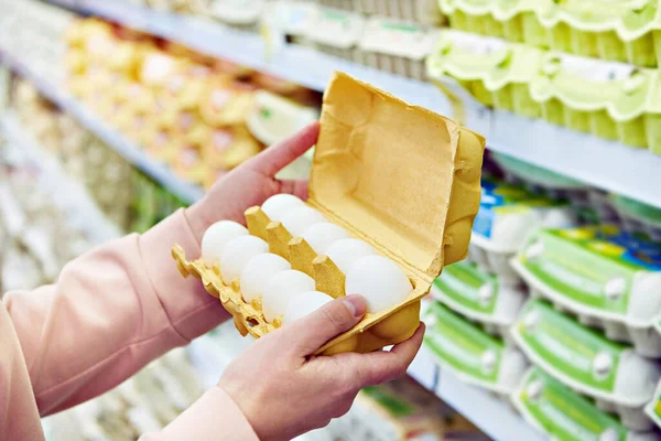 Dans Les Mains Une Femme Emballant Des Œufs Supermarché — Photo