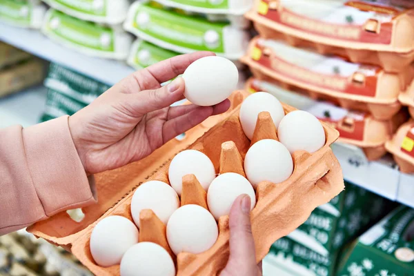 Nas Mãos Uma Mulher Que Embala Ovos Supermercado — Fotografia de Stock