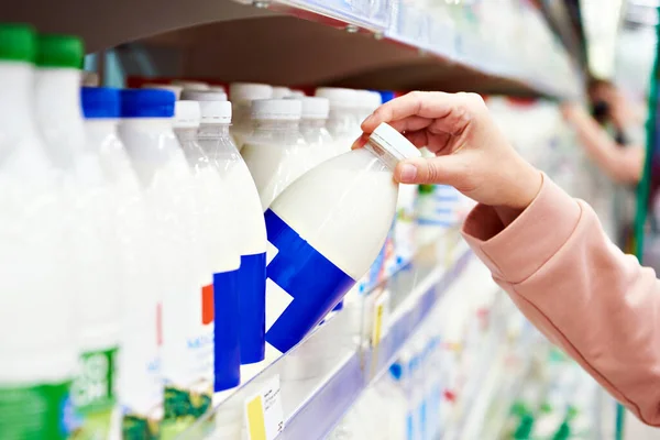 Γυναίκα Γάλα Στα Σούπερ Μάρκετ Για Ψώνια — Φωτογραφία Αρχείου