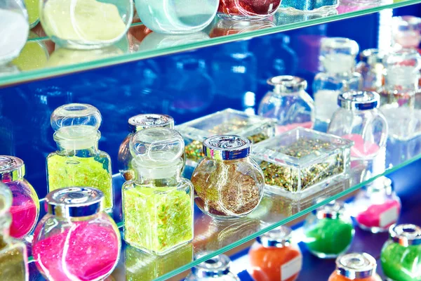 Pots Avec Des Colorants Décoratifs Brillants Dans Une Vitrine — Photo