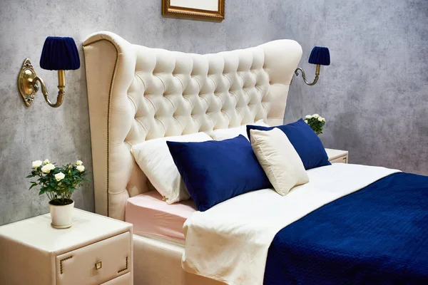 Schönes Bett Schlafzimmerinneren — Stockfoto