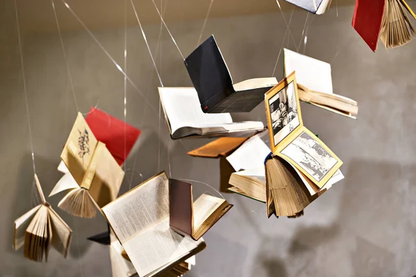 Bücher Hängen Als Kunstobjekt Der Luft — Stockfoto