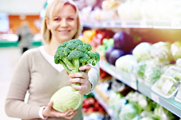 Donna Felice Che Mostra Broccoli Negozio — Foto Stock