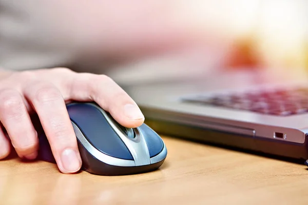 Tangan Wanita Menyentuh Komputer Mouse Closeup — Stok Foto