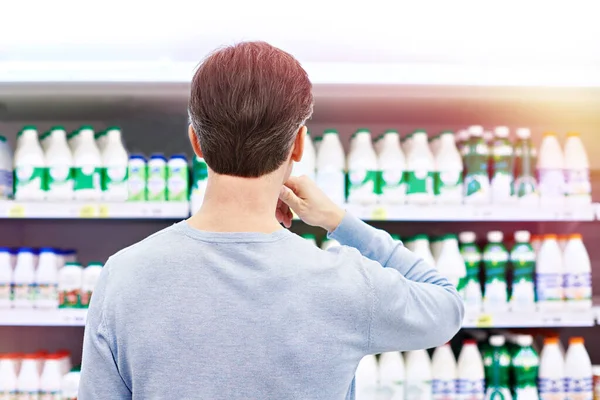 Мужчина Выбирает Молочные Продукты Магазине — стоковое фото