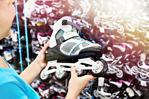 女人们在体育商店里选择溜冰鞋 — 图库照片