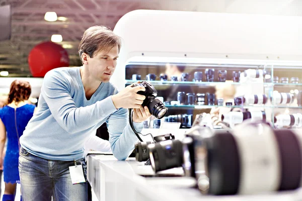 Человек Фотограф Тестирует Цифровую Slr Камеру Магазине — стоковое фото