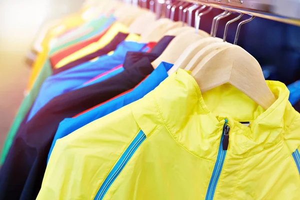 Ropa Deporte Percha Tienda — Foto de Stock