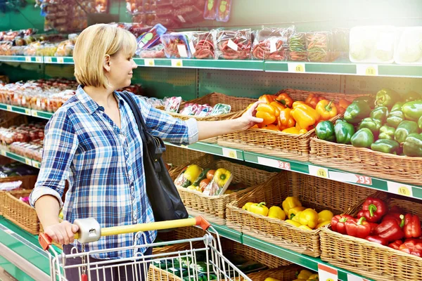 Woman Buys Bell Peppers Store — Stock Photo, Image