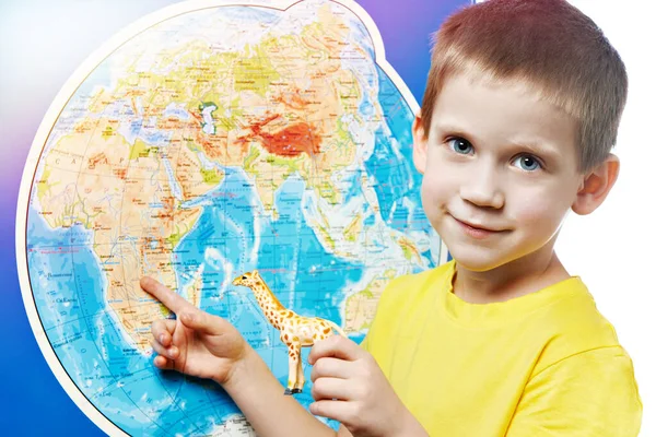 Niño Pequeño Con Jirafa Juguete Muestra África Mapa Del Mundo — Foto de Stock