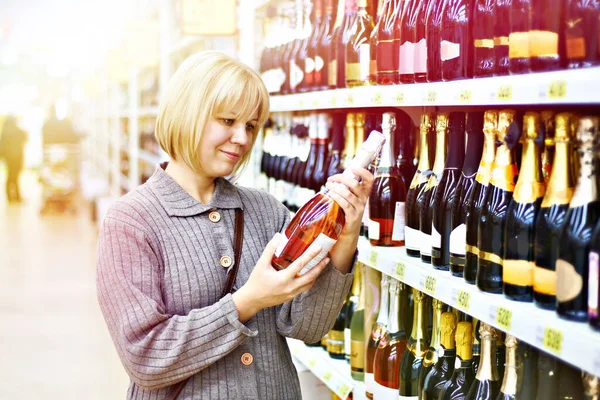 Vrouw Kiest Roze Wijn Supermarkt — Stockfoto