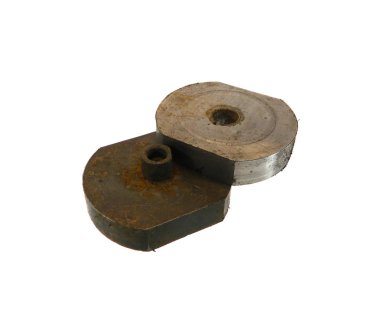 Metal mıknatıs beyaz arkaplanda izole edildi