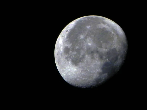 Луна изолирована на черном фоне — стоковое фото