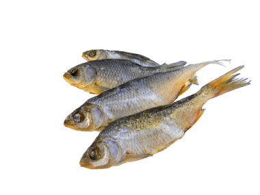 Beyaz arka planda izole edilmiş kurutulmuş balık