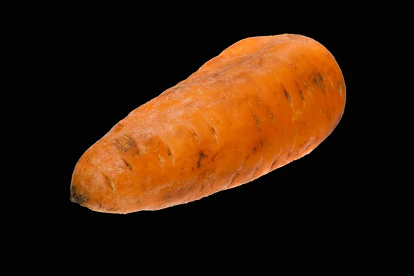 Морковь изолированы на черном фоне — стоковое фото