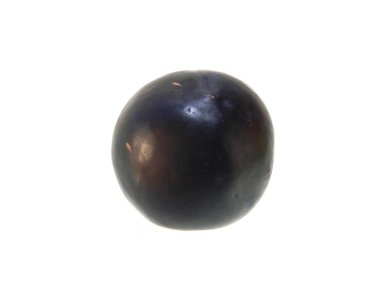 Beyaz arkaplanda erik izole edildi