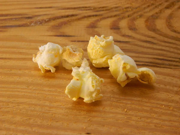 Popcorn geïsoleerd op houten achtergrond — Stockfoto