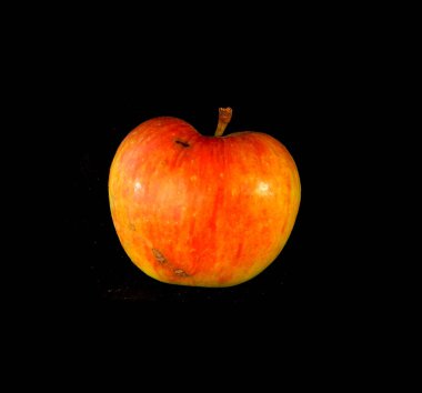 elma beyaz arkaplanda izole edildi