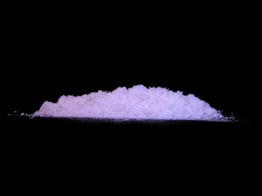 kar siyah arkaplanda izole edildi