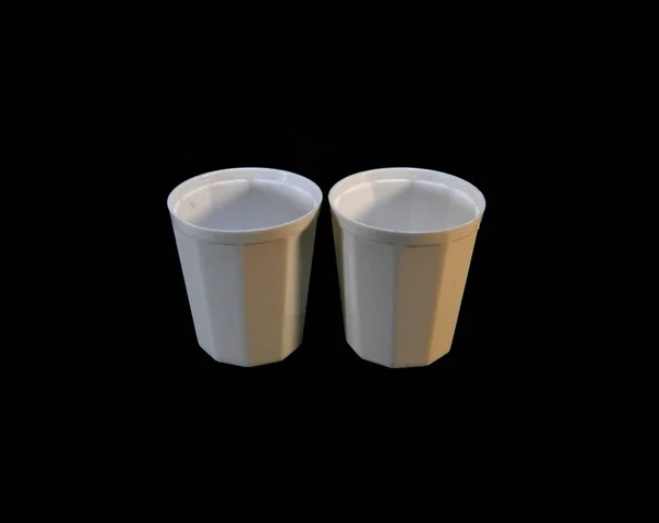 Пластикова чашка ізольована на чорному фоні — стокове фото