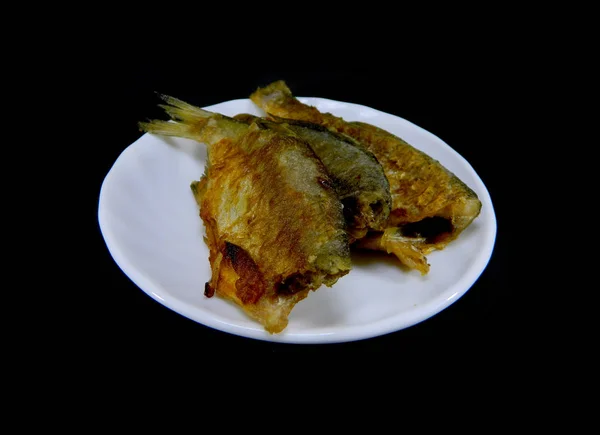 Pescado frito aislado sobre fondo blanco — Foto de Stock