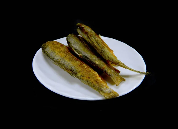 Peixe frito isolado no fundo branco — Fotografia de Stock