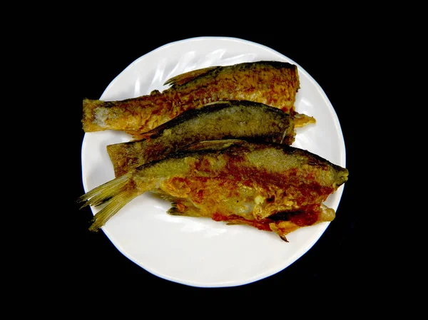 Ikan goreng diisolasi pada latar belakang putih — Stok Foto