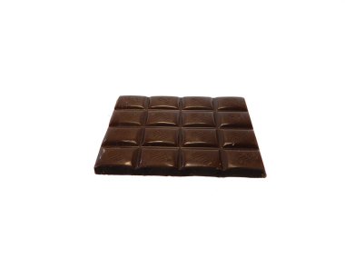 Beyaz arkaplanda izole edilmiş çikolata