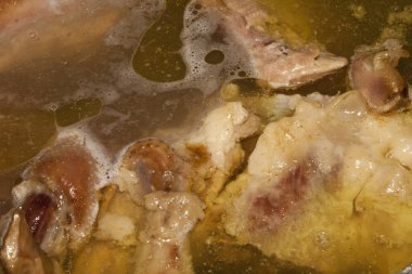 Tencerede çorba kaynıyor.