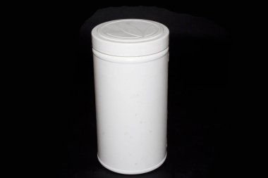 Plastik kutu siyah arkaplanda izole