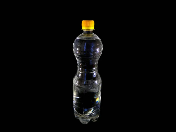 Botella de agua aislada en el fondo de jalá negro — Foto de Stock