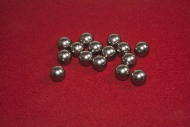 Kırmızı arkaplanda metal toplar