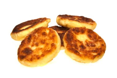 Peynirli kekler beyaz arkaplanda izole edilmiş