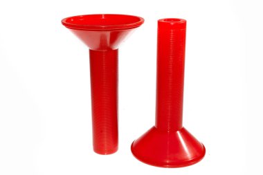 beyaz arkaplanda izole edilmiş iplik makarası